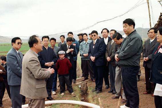 1997年4月，習(xí)近平率福建黨政代表團(tuán)深入寧夏南部山區(qū)考察，并出席了閩寧對(duì)口扶貧協(xié)作第二次聯(lián)席會(huì)議。6天里，習(xí)近平走訪了5個(gè)對(duì)口幫扶縣，查看了吊莊搬遷、井窖抗旱，探訪了貧困家庭。圖為習(xí)近平在寧夏隆德縣貧困農(nóng)村調(diào)研。 新華社記者 劉泉龍攝.jpg?x-oss-process=style/w10