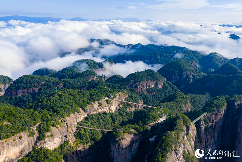 10月15日，浙江省臺州市仙居縣神仙居景區(qū)云霧繚繞。人民網(wǎng) 章勇濤攝