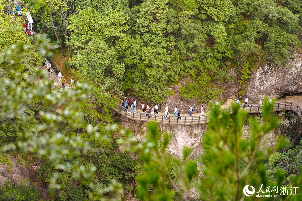 10月15日，在浙江省臺州市仙居縣神仙居景區(qū)，游客盡享山水之美。人民網(wǎng) 章勇濤攝