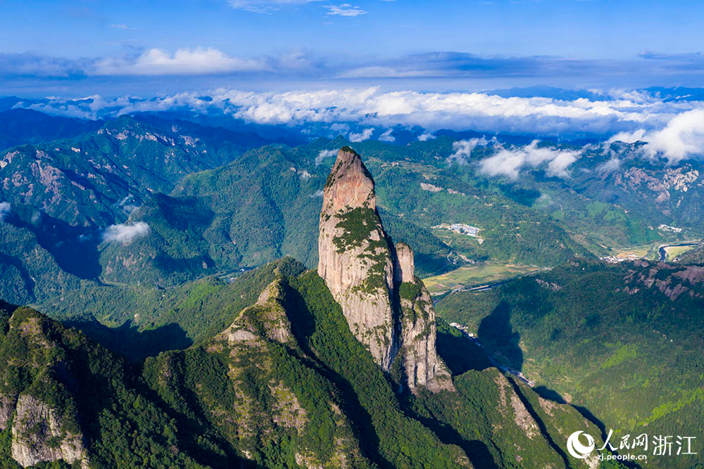 10月15日，浙江省臺州市仙居縣神仙居景區(qū)云霧繚繞。人民網(wǎng) 章勇濤攝