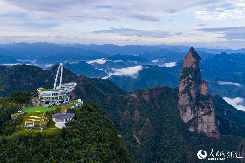 10月15日，浙江省臺州市仙居縣神仙居景區(qū)云霧繚繞間，游客盡享山水之美。人民網(wǎng) 章勇濤攝