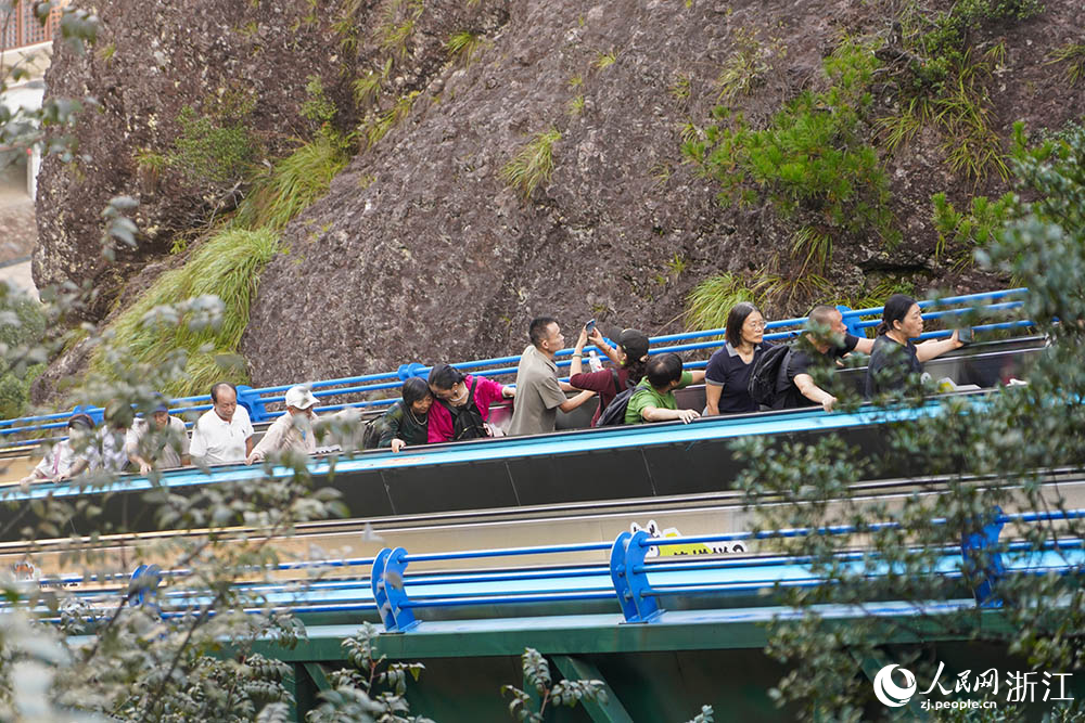 10月15日，浙江省臺州市仙居縣神仙居景區(qū)，游客通過自動扶梯輕松爬山。人民網(wǎng) 章勇濤攝