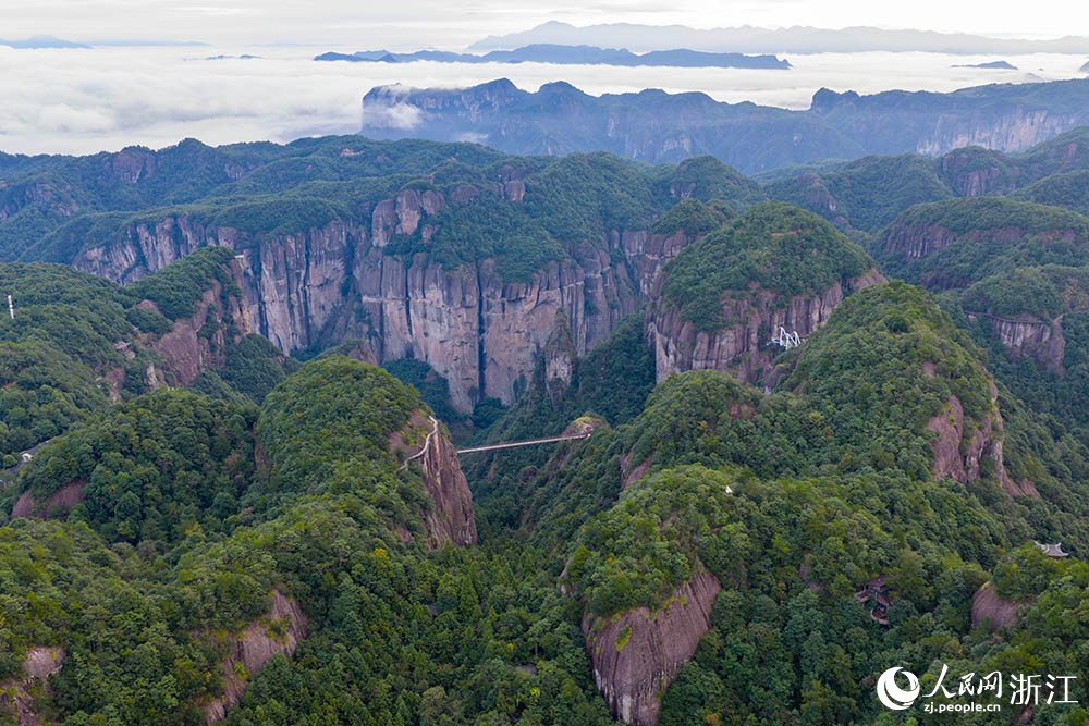 10月15日，浙江省臺州市仙居縣神仙居景區(qū)云霧繚繞。人民網(wǎng) 章勇濤攝