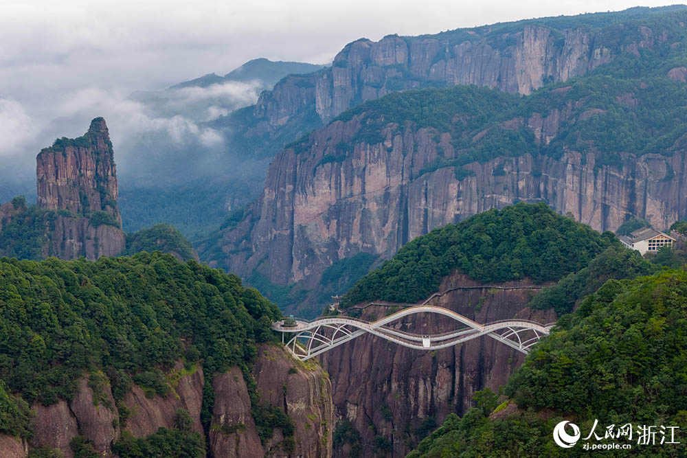 10月15日，浙江省臺州市仙居縣神仙居景區(qū)云霧繚繞間，游客盡享山水之美。人民網(wǎng) 章勇濤攝